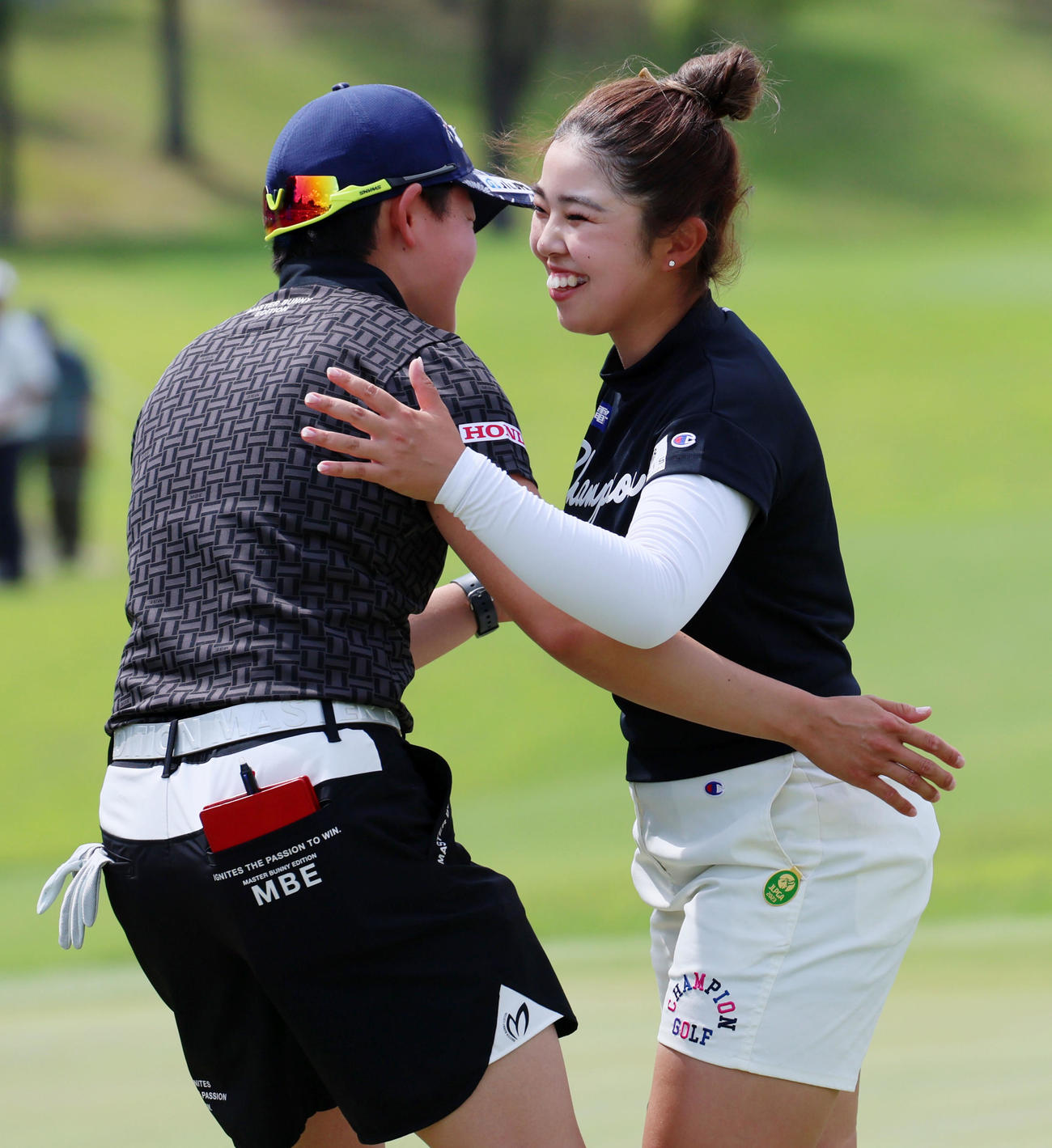 18アンダーで油症を決めた山下美夢有（右）は岩井明愛とハグ（撮影・加藤哉）
