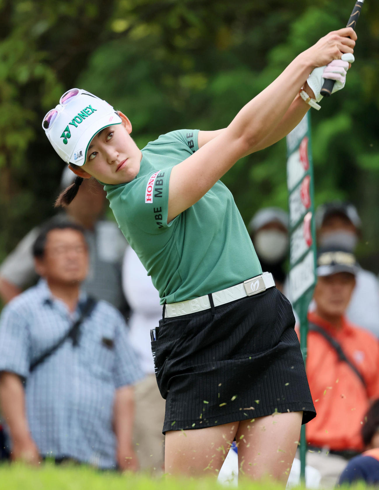 2番、ティーショットを放つ岩井千（撮影・加藤哉）