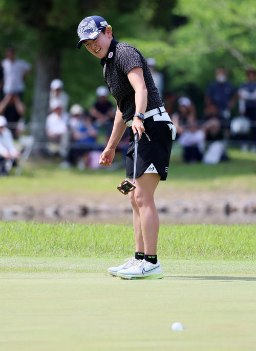 18番、バーディーパットを決めた岩井明（撮影・加藤哉）
