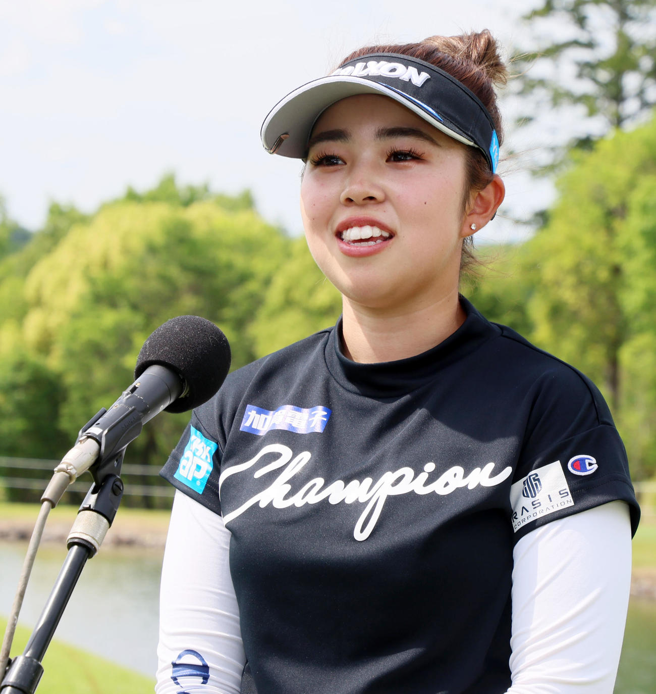 優勝を決めインタビューを受ける山下美夢有（撮影・加藤哉）