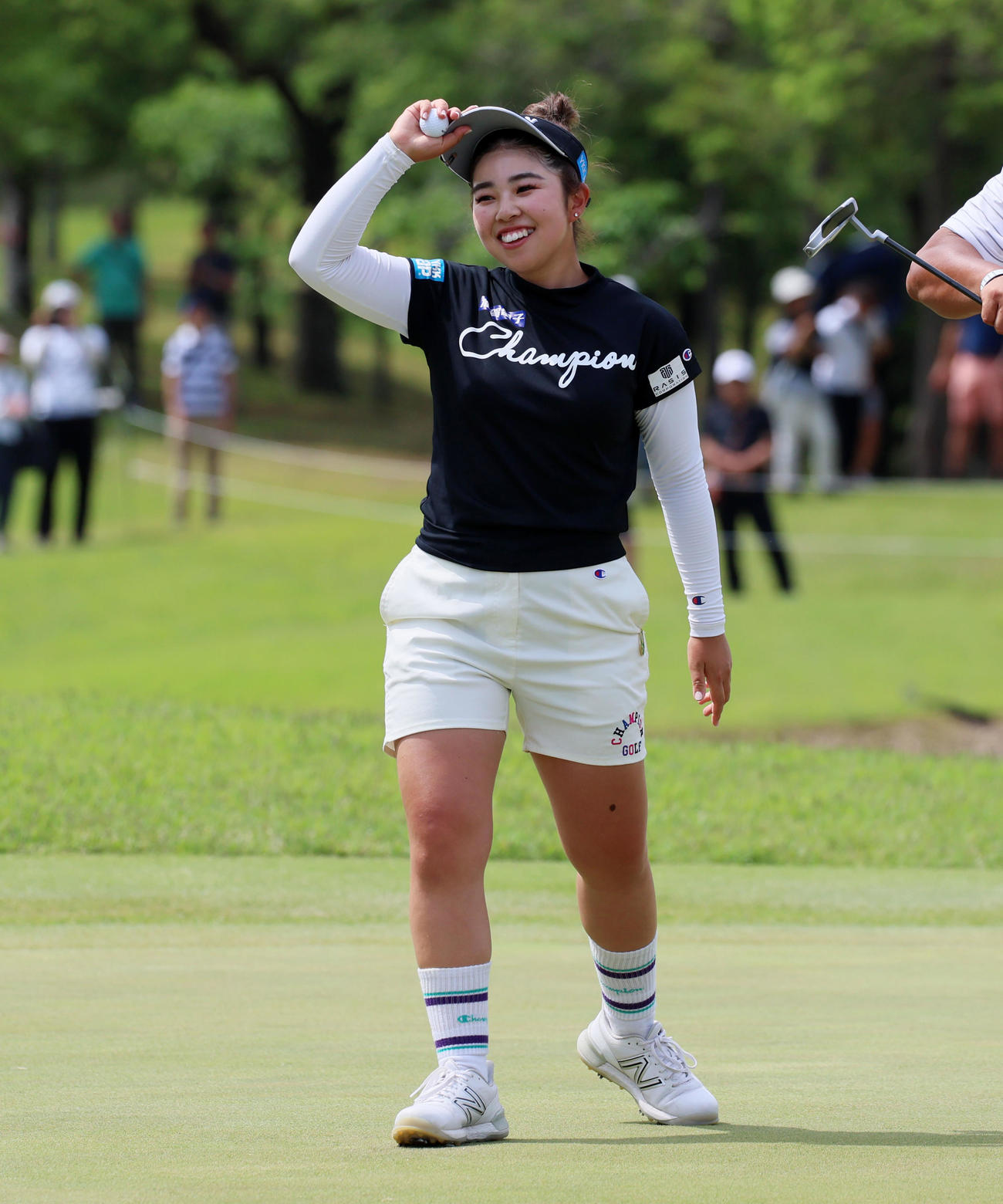 18番、バーディーパットを外したがパーセーブで優勝を決め笑顔を見せる山下美夢有（撮影・加藤哉）