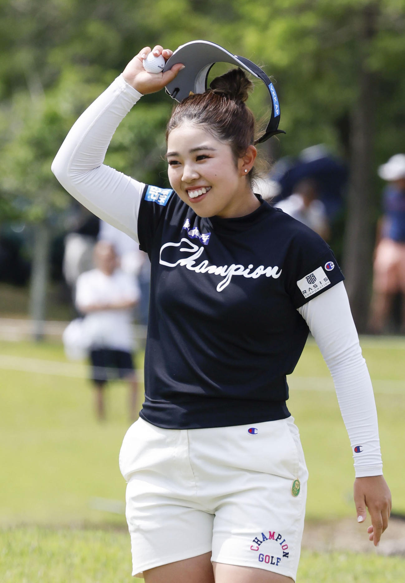通算18アンダーで今季2勝目を挙げ、笑顔の山下美夢有（共同）