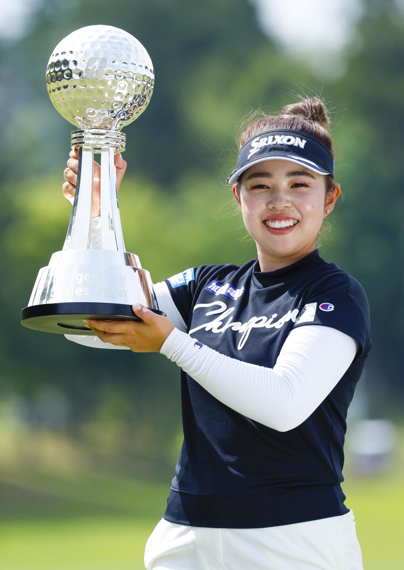 通算18アンダーで今季2勝目を挙げ、トロフィーを掲げる山下美夢有（共同）