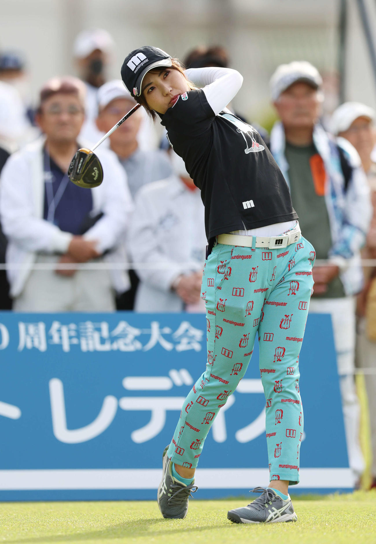 1番、ティーショットを放つ小野（撮影・宮地輝）