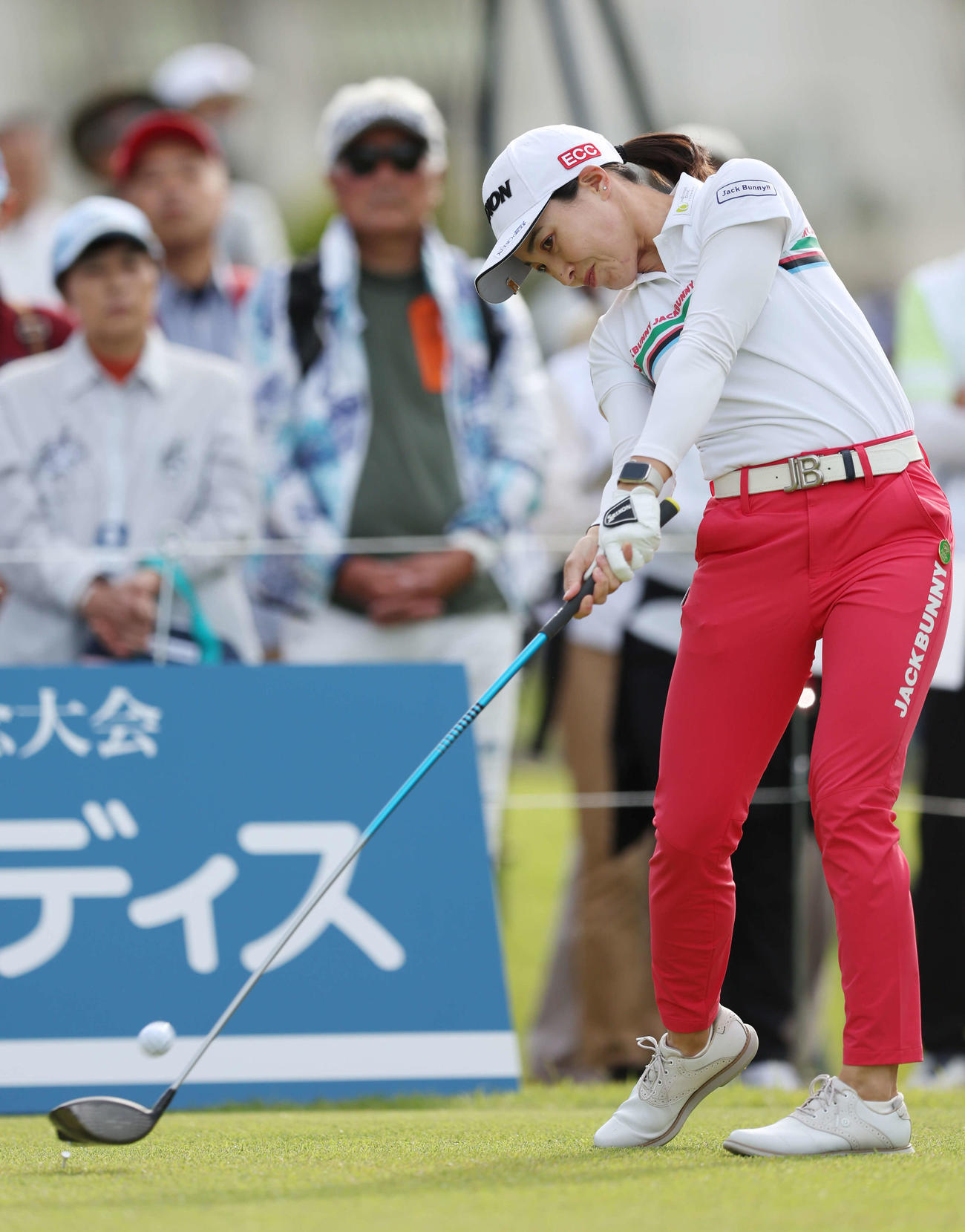1番、ティーショットを放つ村田（撮影・宮地輝）