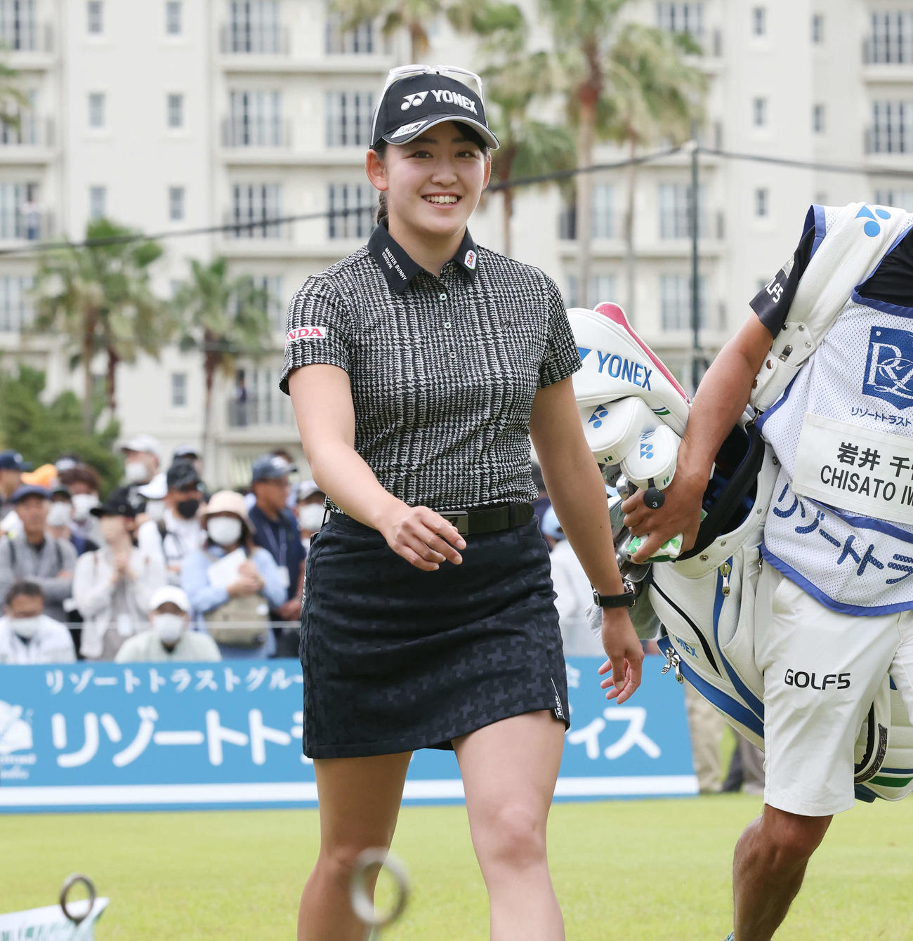 1番、ティーショットを放ち、笑顔で移動する岩井千（撮影・宮地輝）