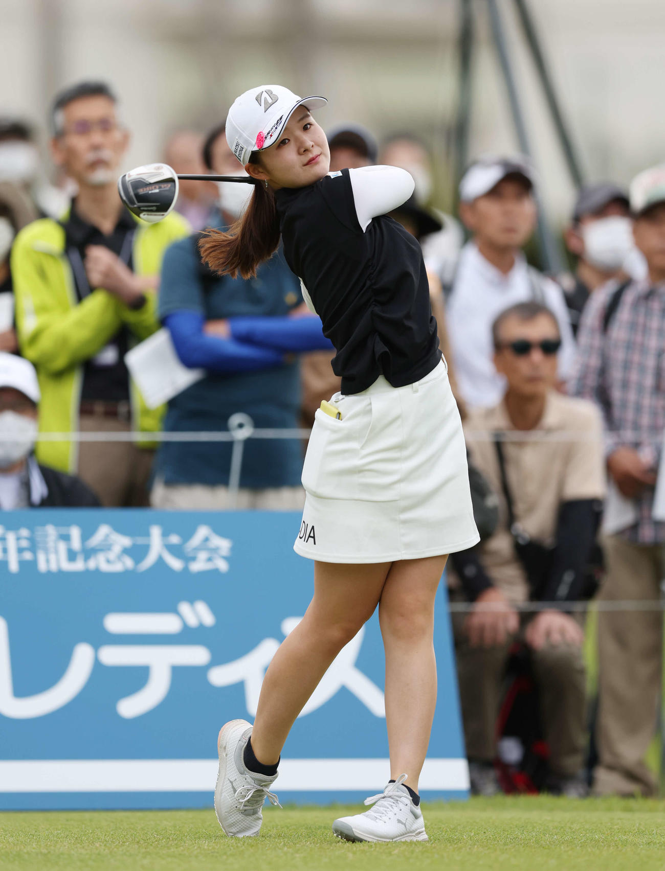 1番、ティーショットを放つ川崎（撮影・宮地輝）