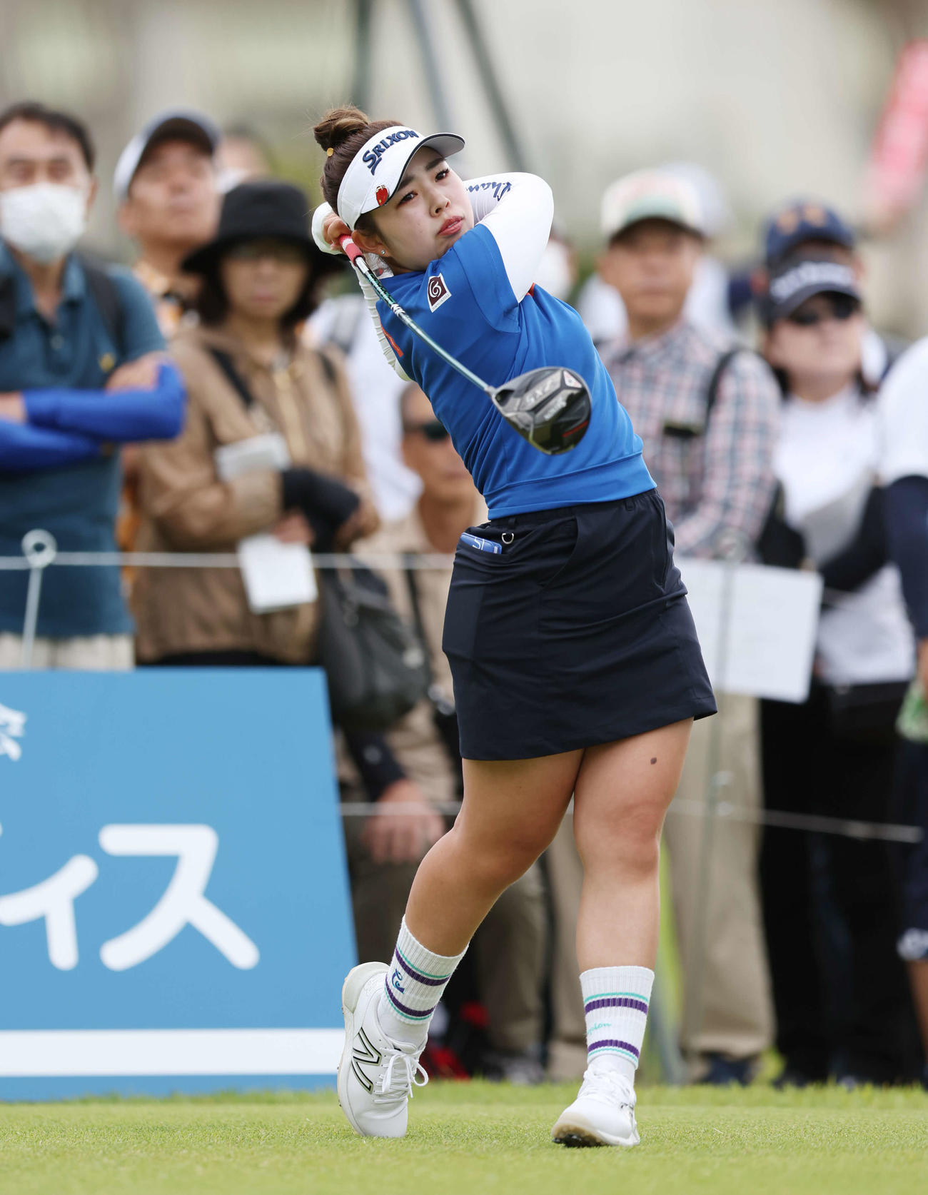 1番、ティーショットを放つ山下（撮影・宮地輝）
