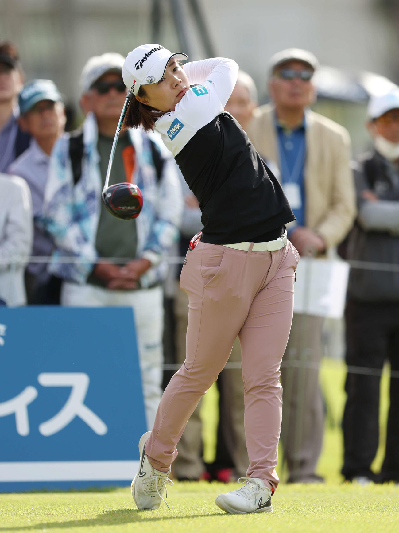 1番、ティーショットを放つ永峰（撮影・宮地輝）