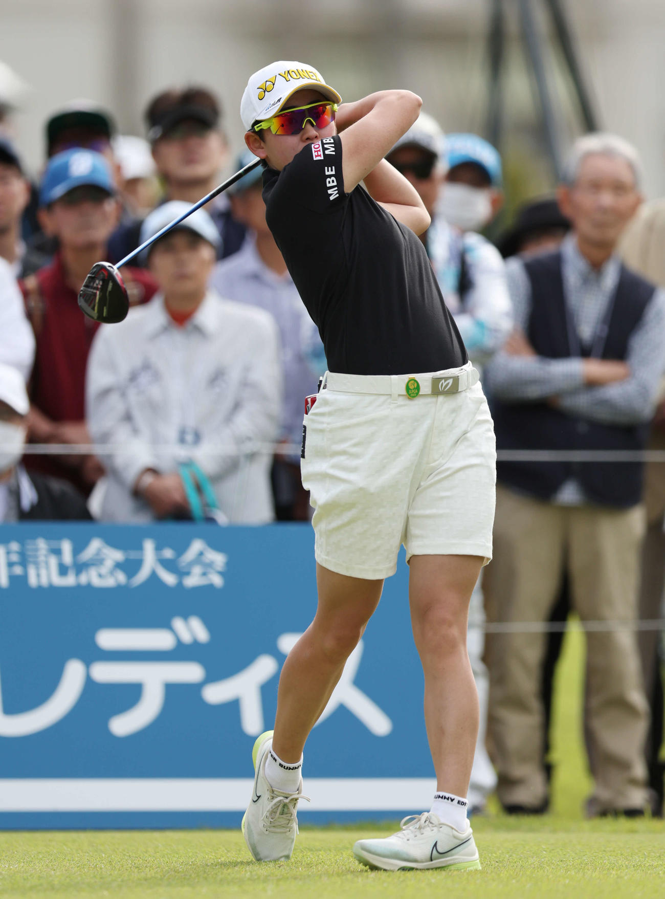 1番、ティーショットを放つ岩井明（撮影・宮地輝）