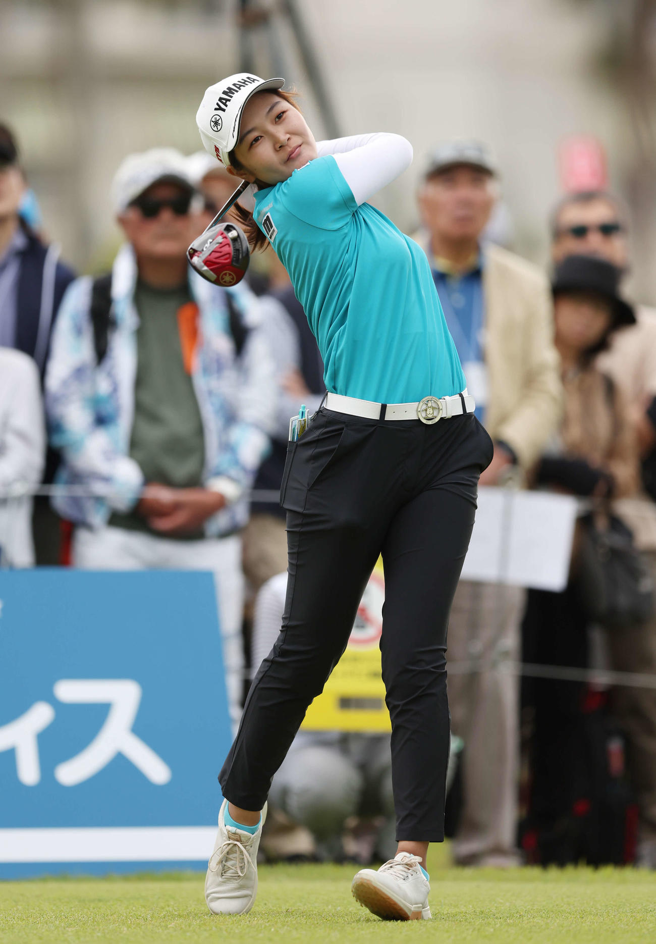 1番、ティーショットを放つ神谷（撮影・宮地輝）