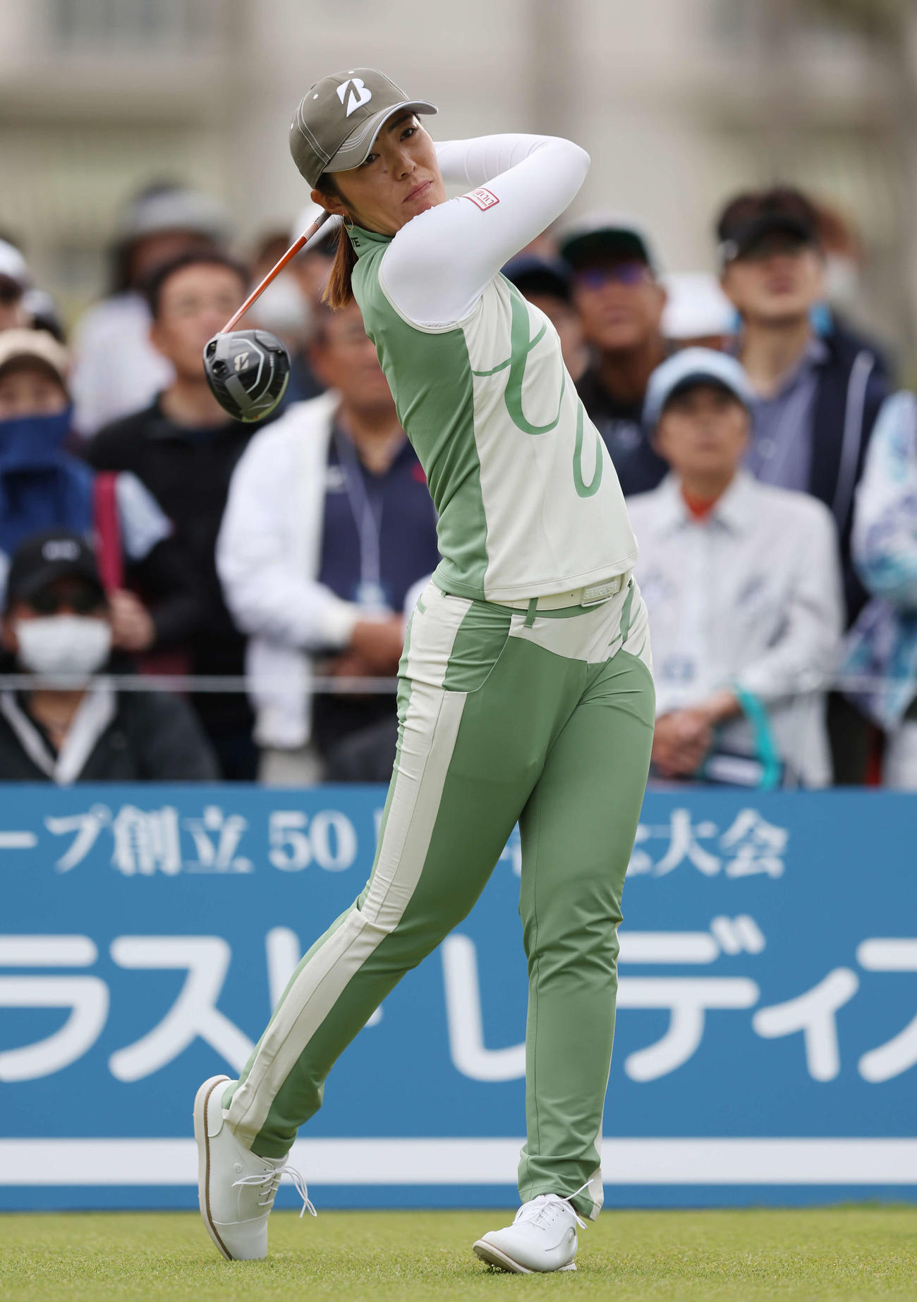 1番、ティーショットを放つ渡辺彩（撮影・宮地輝）