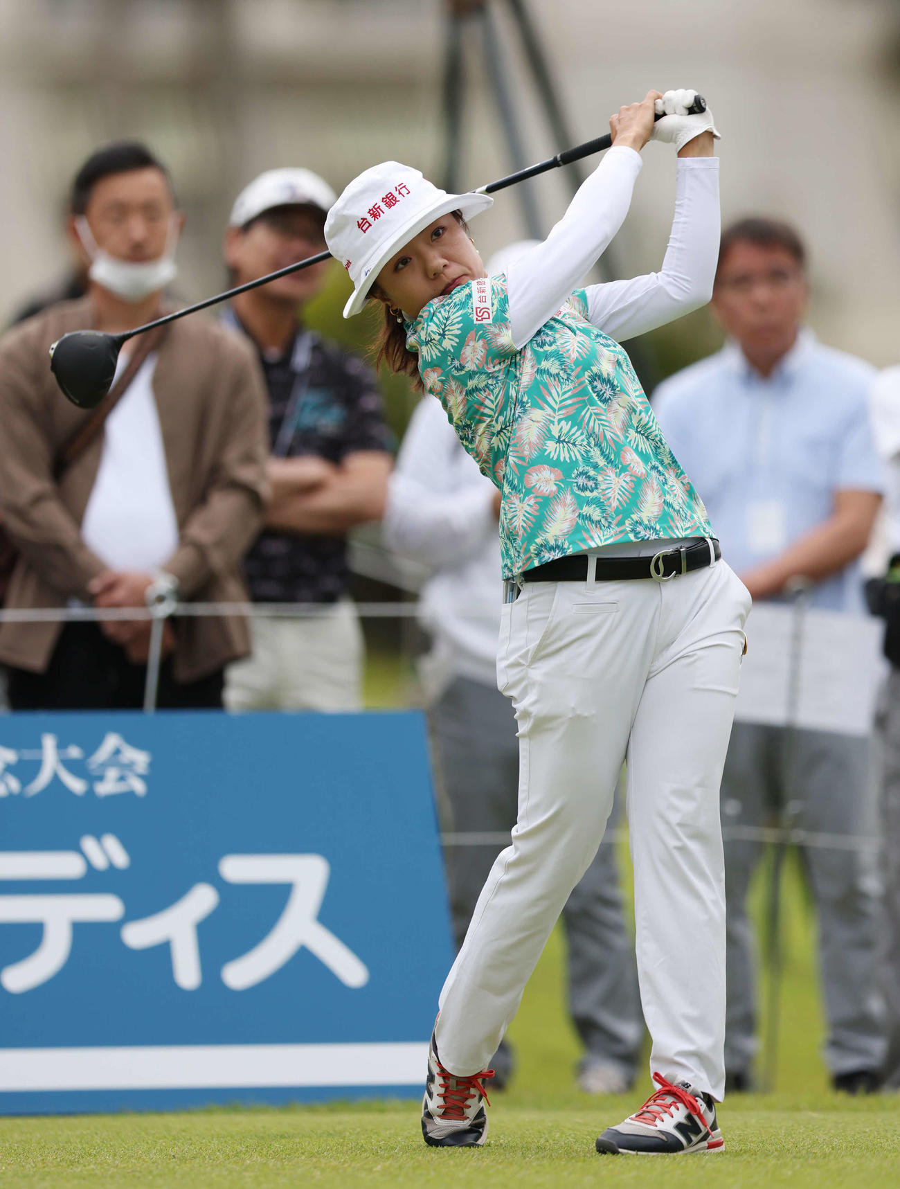 1番、ティーショットを放つサイ・ペイイン（撮影・宮地輝）