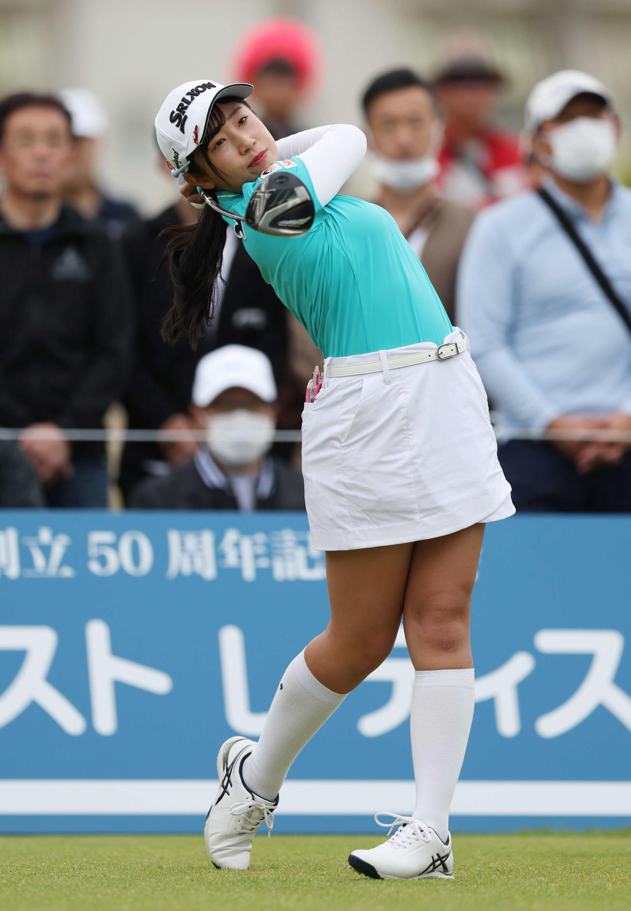 1番、ティーショットを放つ菅沼（撮影・宮地輝）