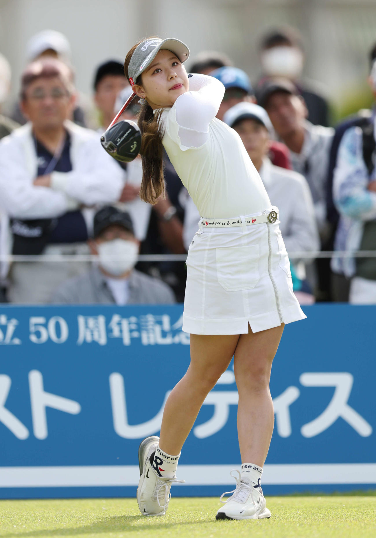 1番、ティーショットを放つ吉田鈴（撮影・宮地輝）