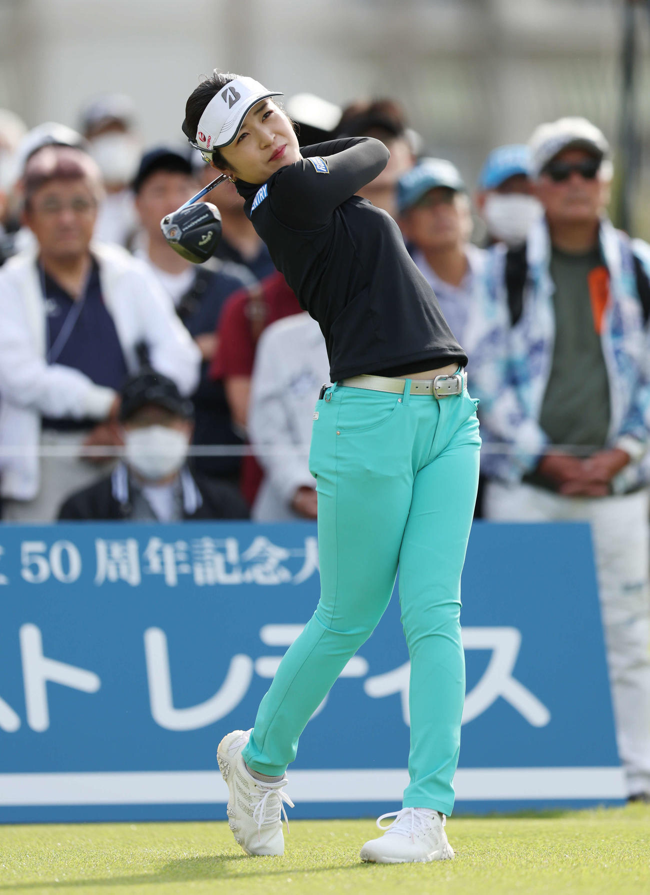 1番、ティーショットを放つ三ケ島（撮影・宮地輝）