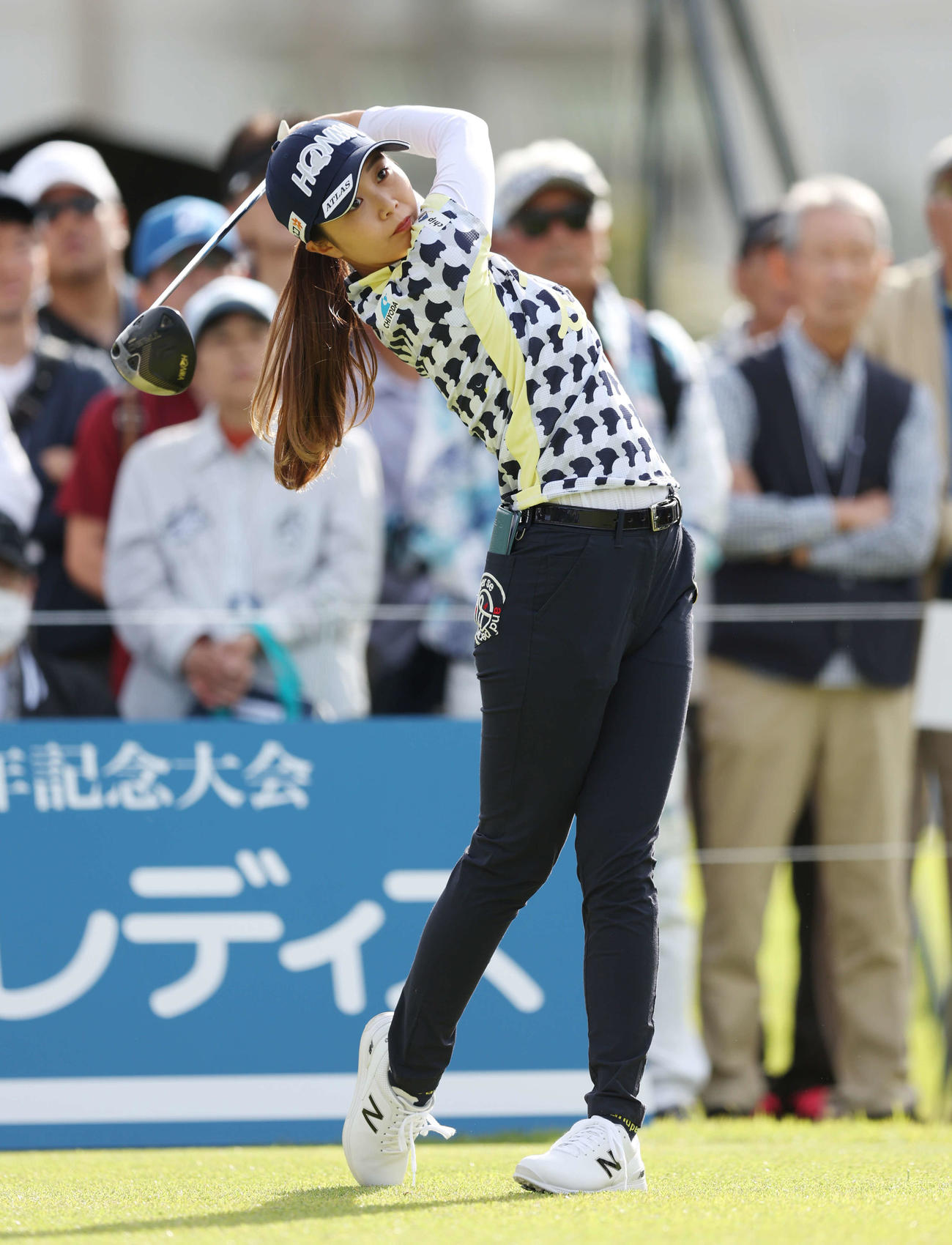 1番、ティーショットを放つ金沢（撮影・宮地輝）