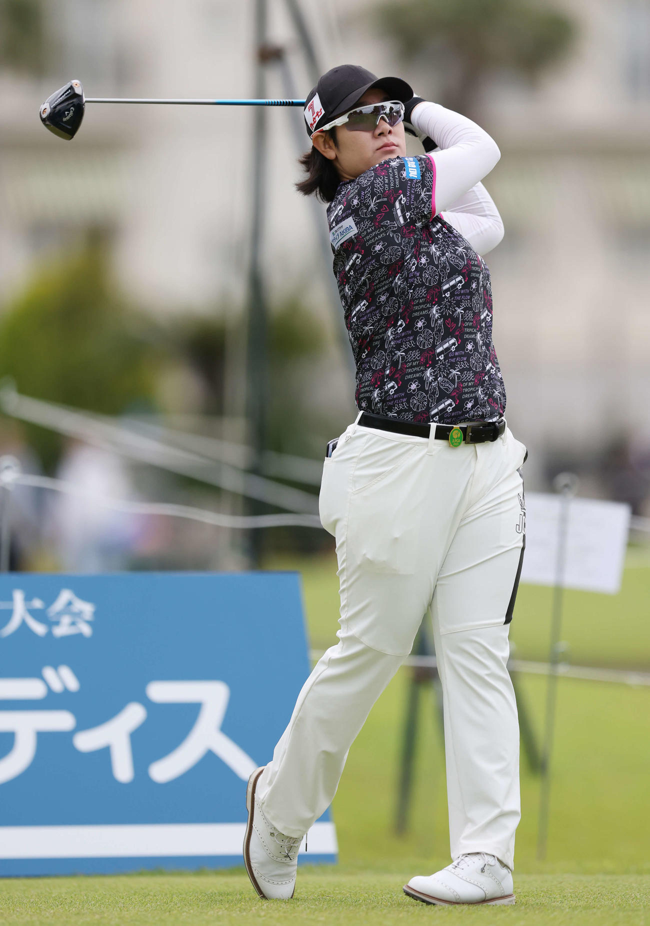 1番、ティーショットを放つ川岸（撮影・宮地輝）