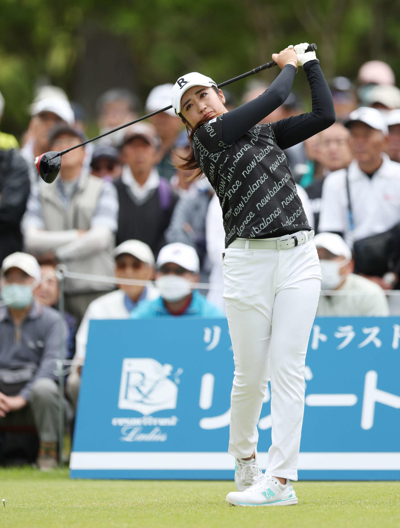 1番、ティーショットを放つ稲見（撮影・宮地輝）