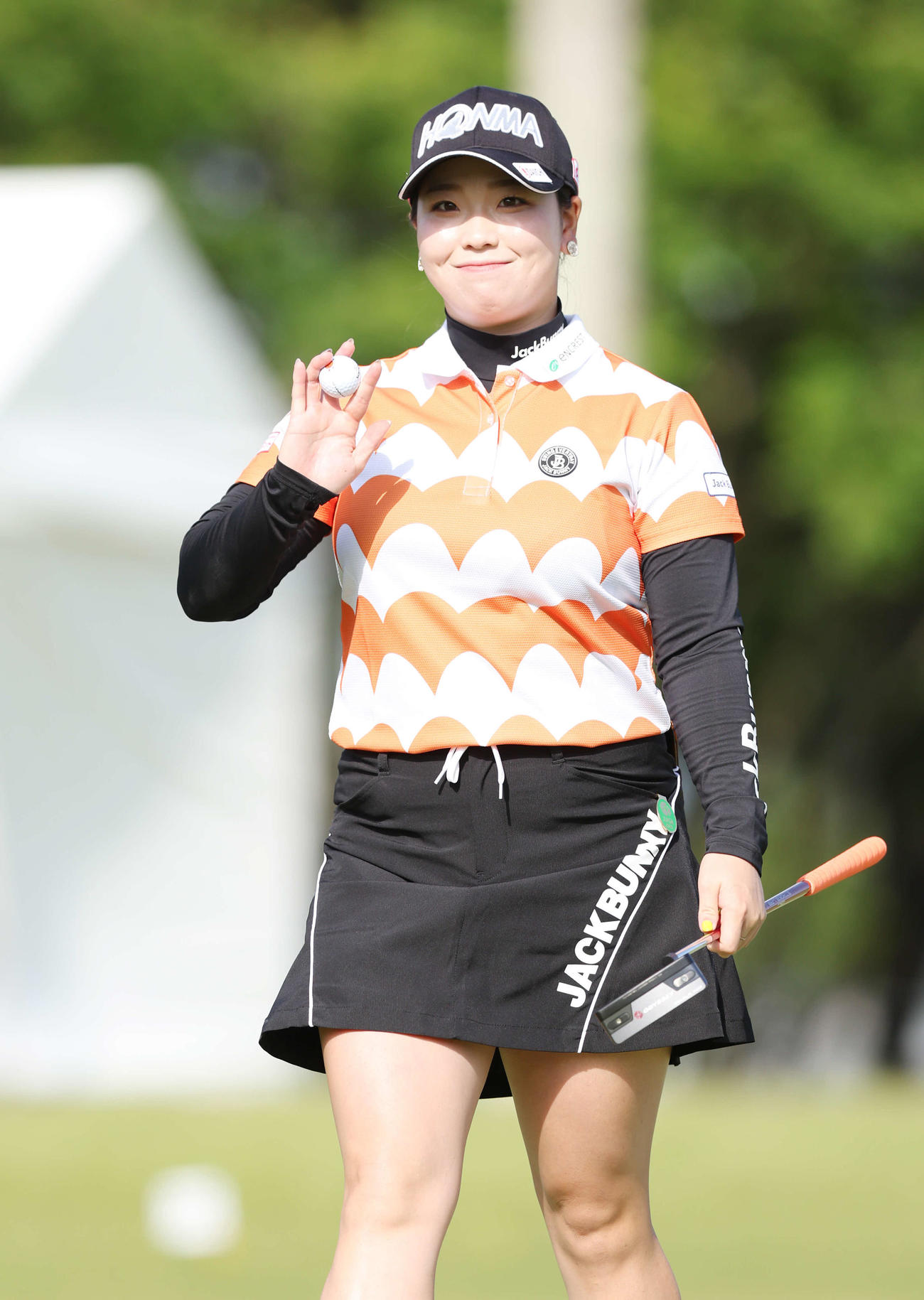 18番、バーディーパットを決め、笑顔の後藤（撮影・宮地輝）