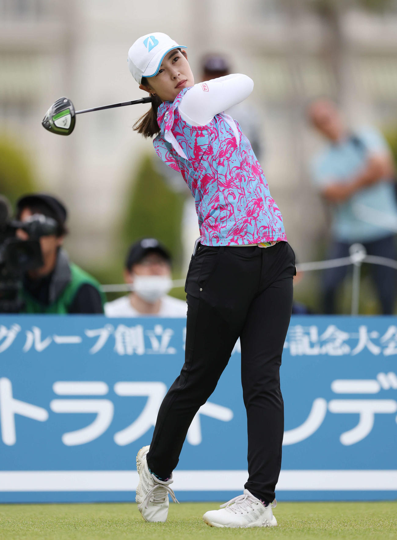 1番、ティーショットを放つ浜崎（撮影・宮地輝）