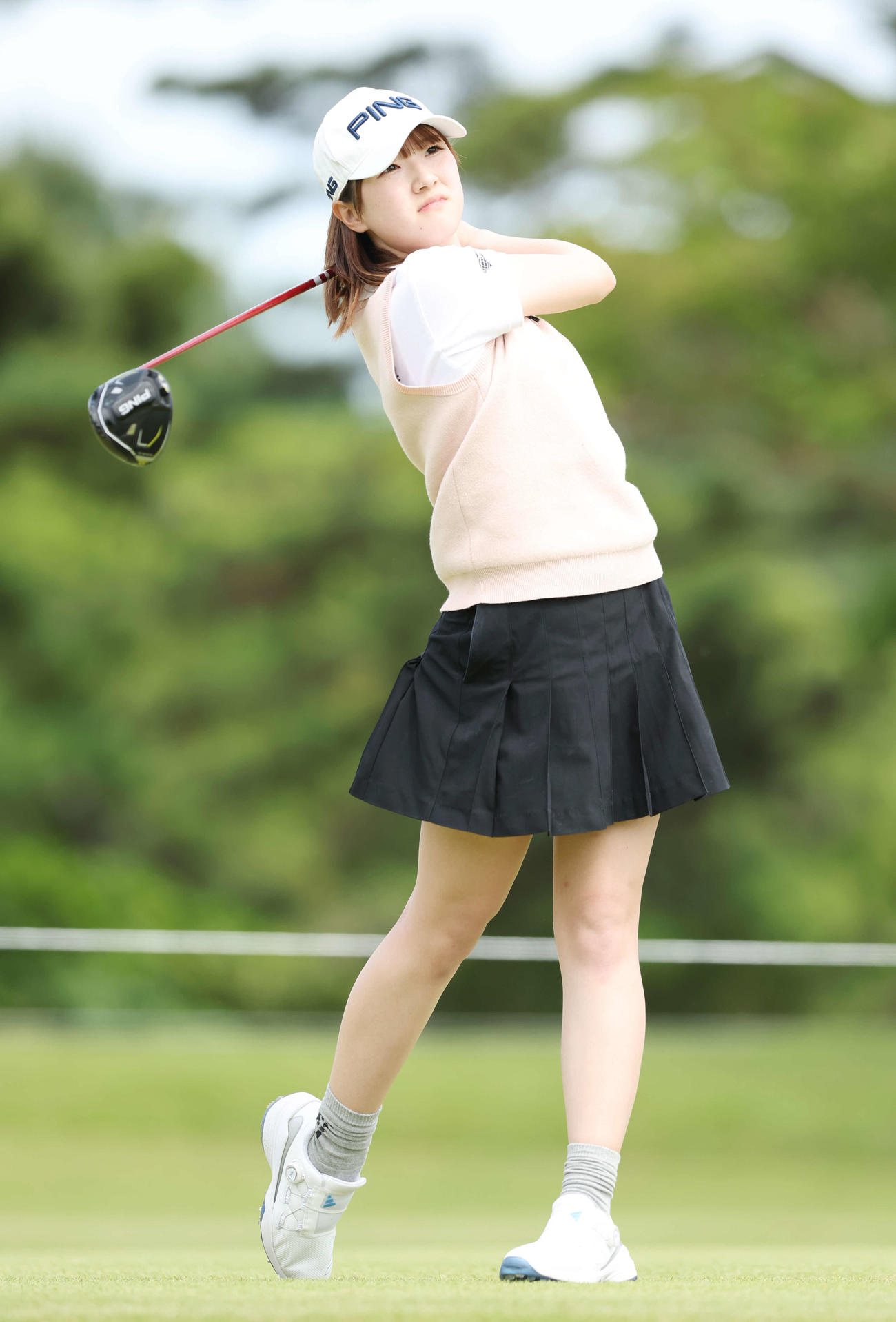 2番、ティーショットを放つ松原（撮影・宮地輝）