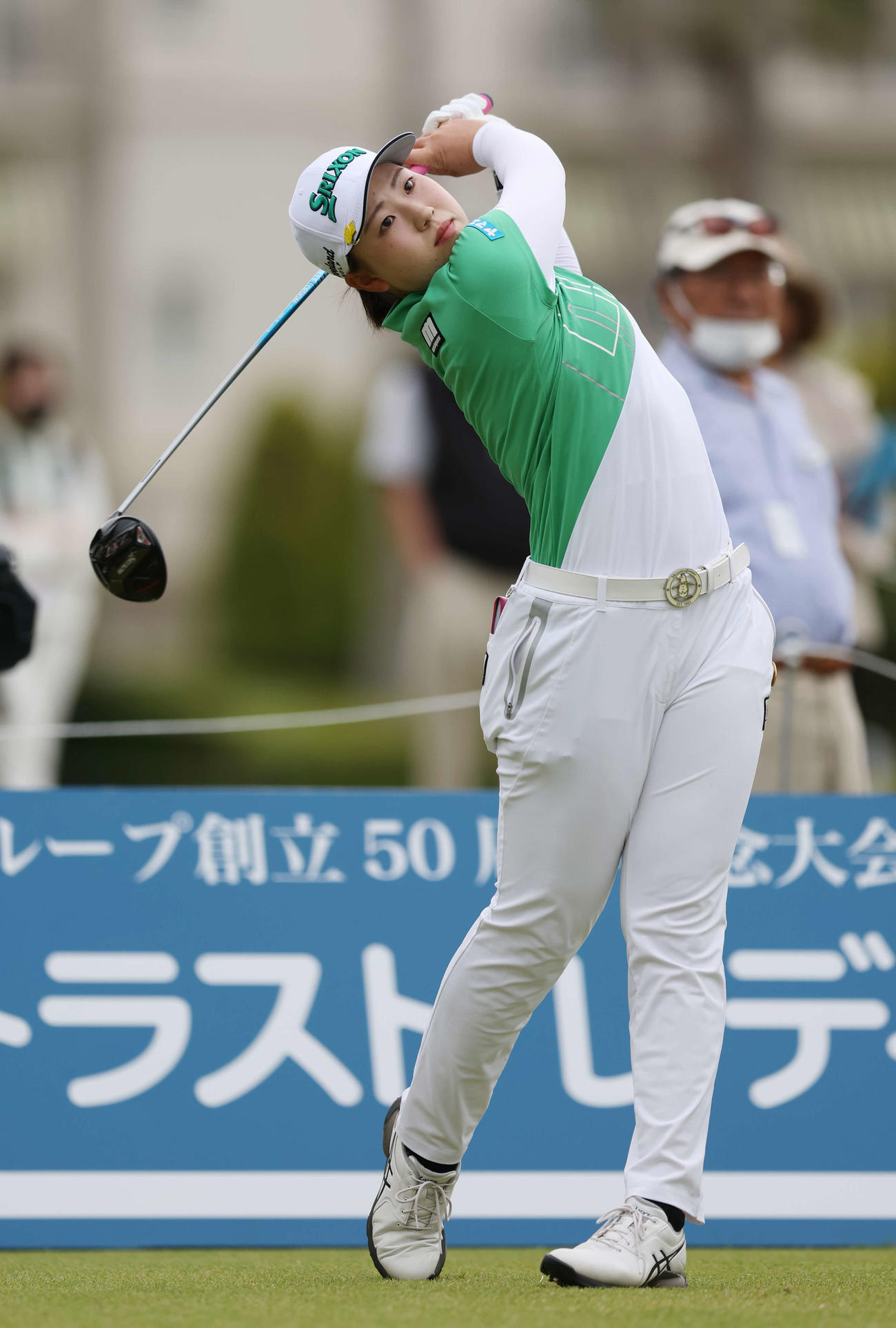 1番、ティーショットを放つ竹田（撮影・宮地輝）