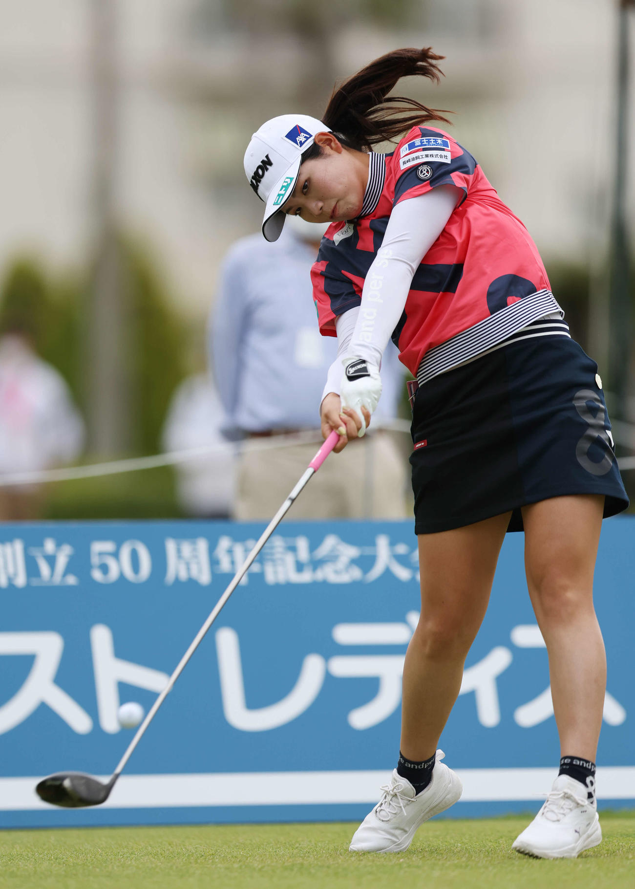 1番、ティーショットを放つ桜井（撮影・宮地輝）