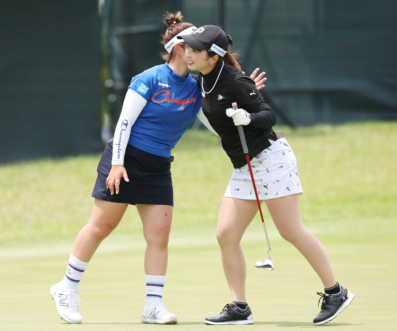 18番を終え、山下（左）と笑顔でたたえ合う菊地（撮影・宮地輝）