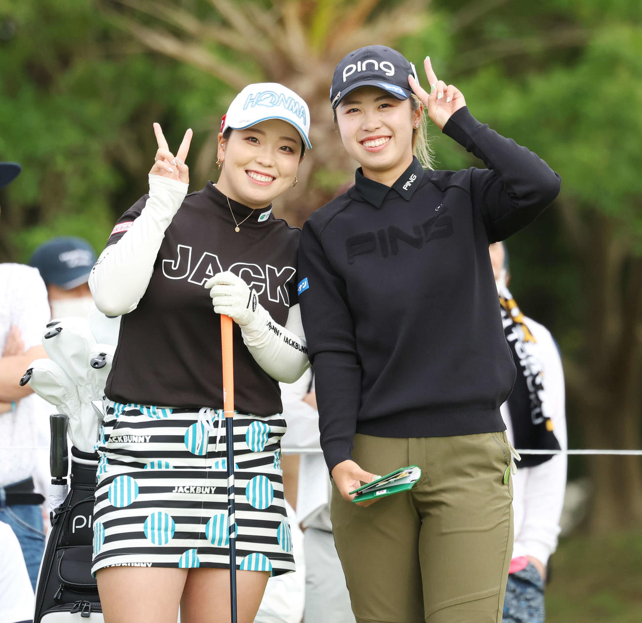 笑顔でピースをする後藤（左）と上野（撮影・宮地輝）