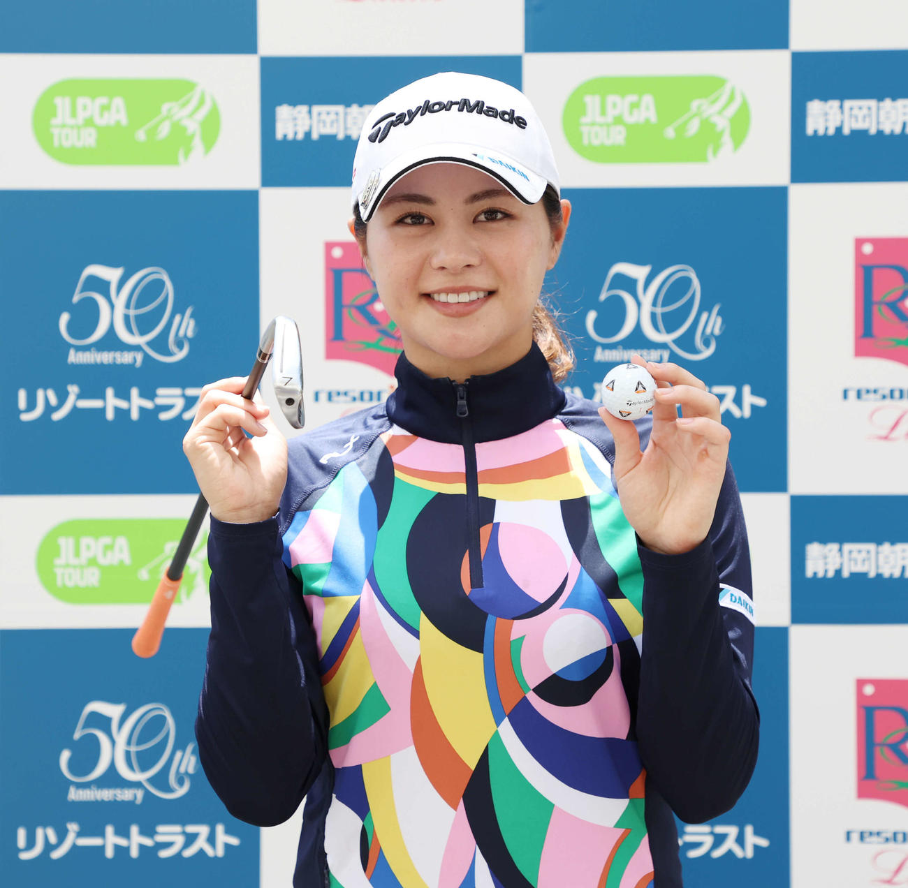 15番、7番アイアンでホールインワンを達成し、笑顔で記念写真に納まる新垣（撮影・宮地輝）