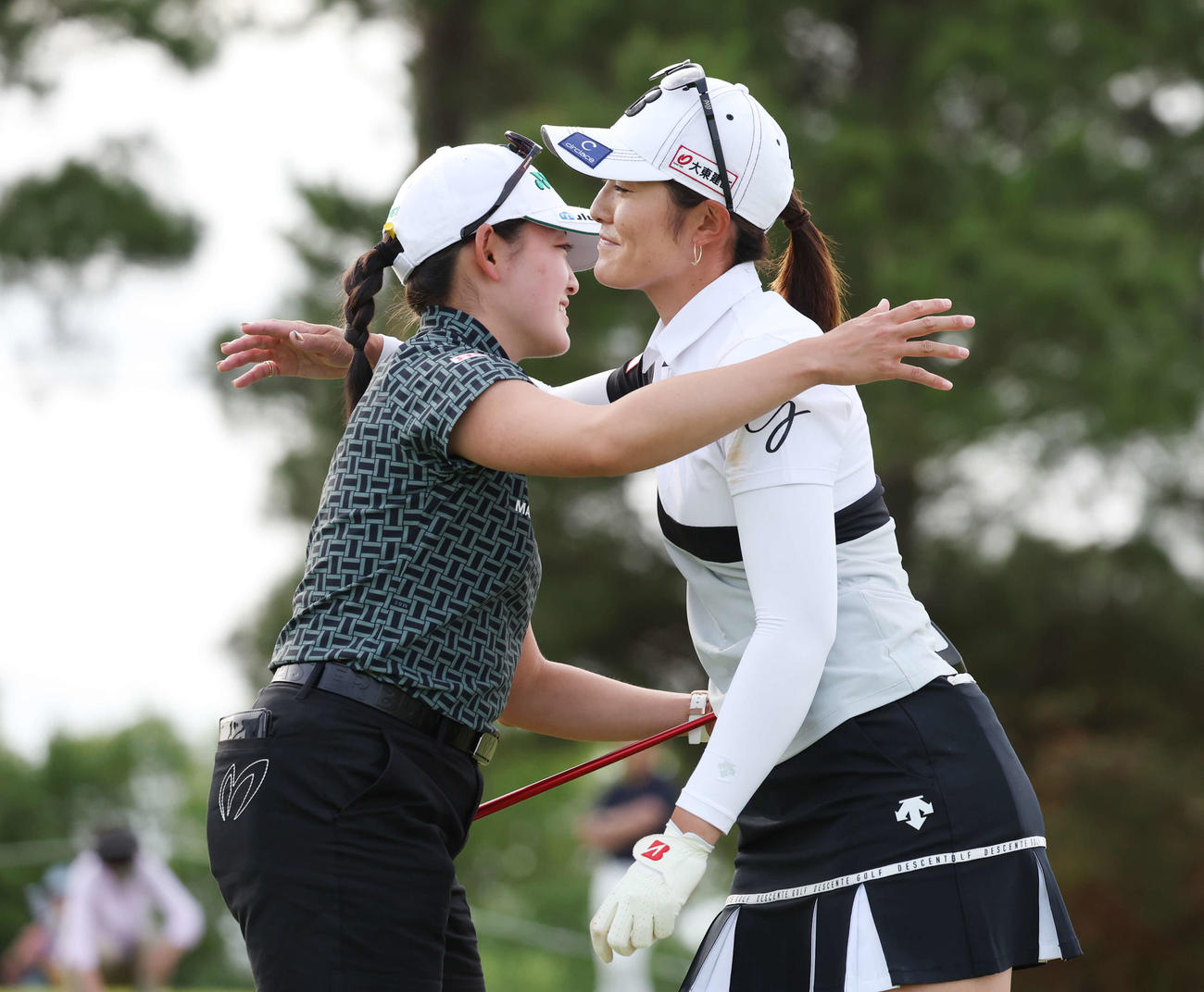 2日目を終え、抱擁を交わす岩井千怜（左）と渡辺（撮影・宮地輝）