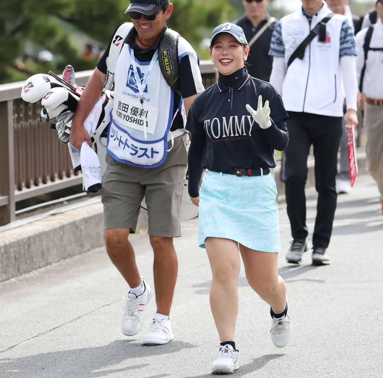 笑顔で手を振り2番に向かう吉田優（撮影・宮地輝）