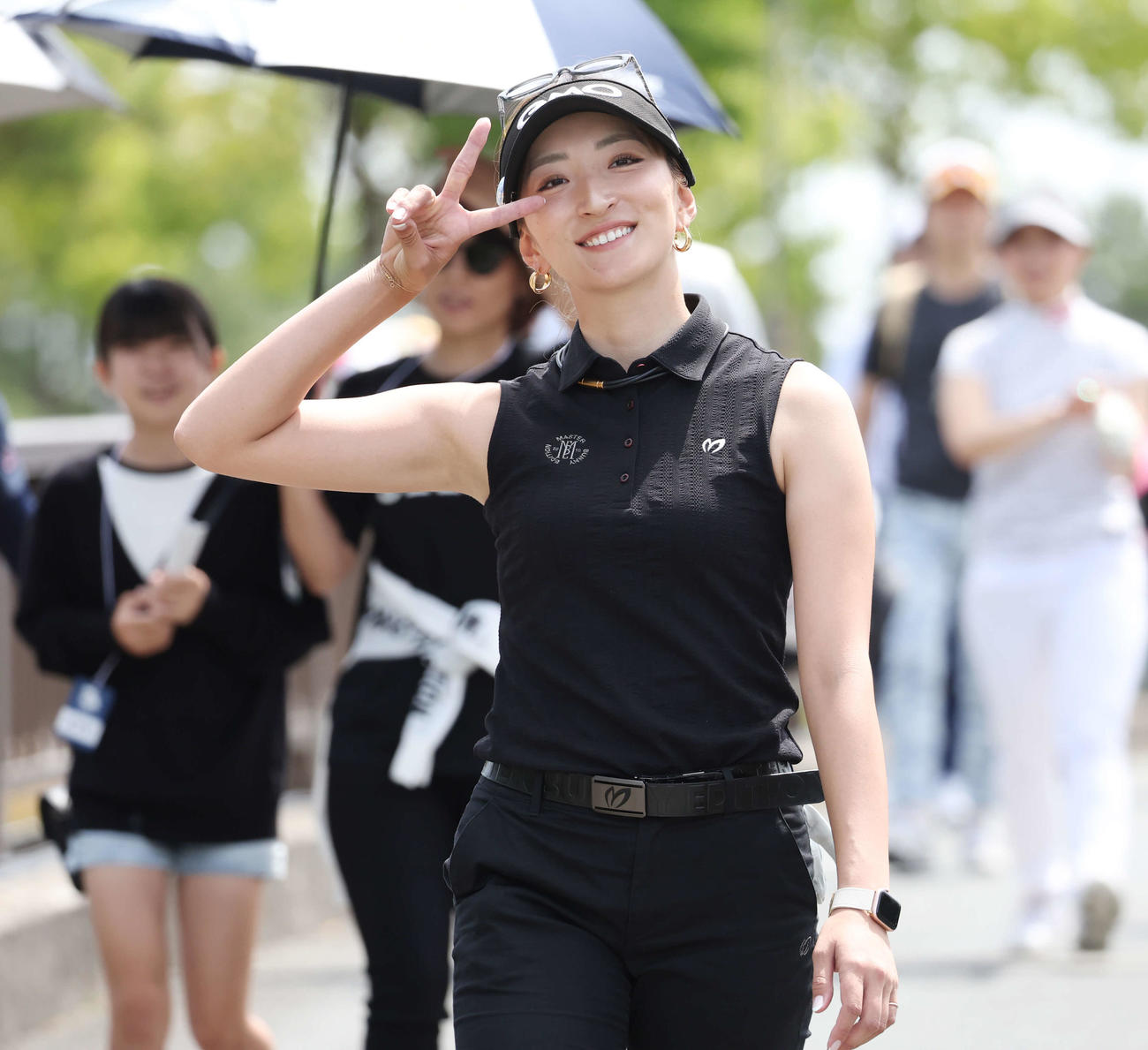 笑顔でピースする脇元（撮影・宮地輝）