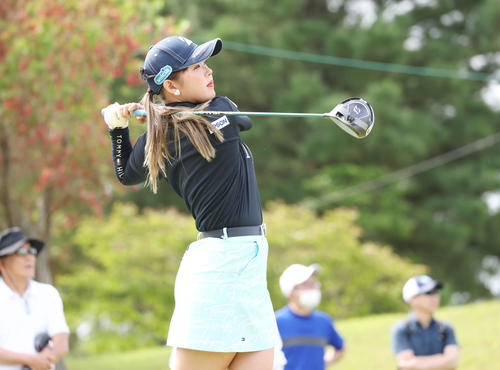 2番、ティーショットを放つ吉田優（撮影・宮地輝）