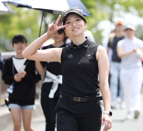 笑顔でピースする脇元（撮影・宮地輝）