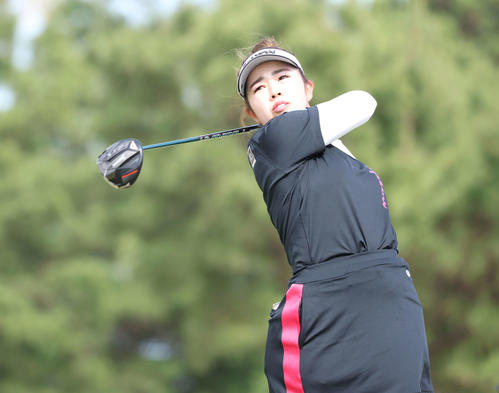 18番、ティーショットを放つ山下（撮影・宮地輝）