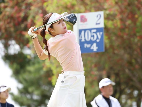 2番、ティーショットを放つ広田（撮影・宮地輝）