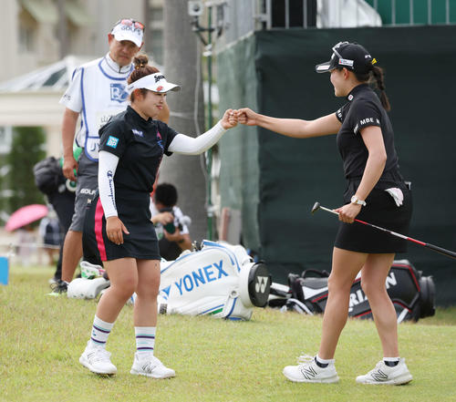 3日目を終え、岩井千（右）と笑顔でグータッチする山下（撮影・宮地輝）