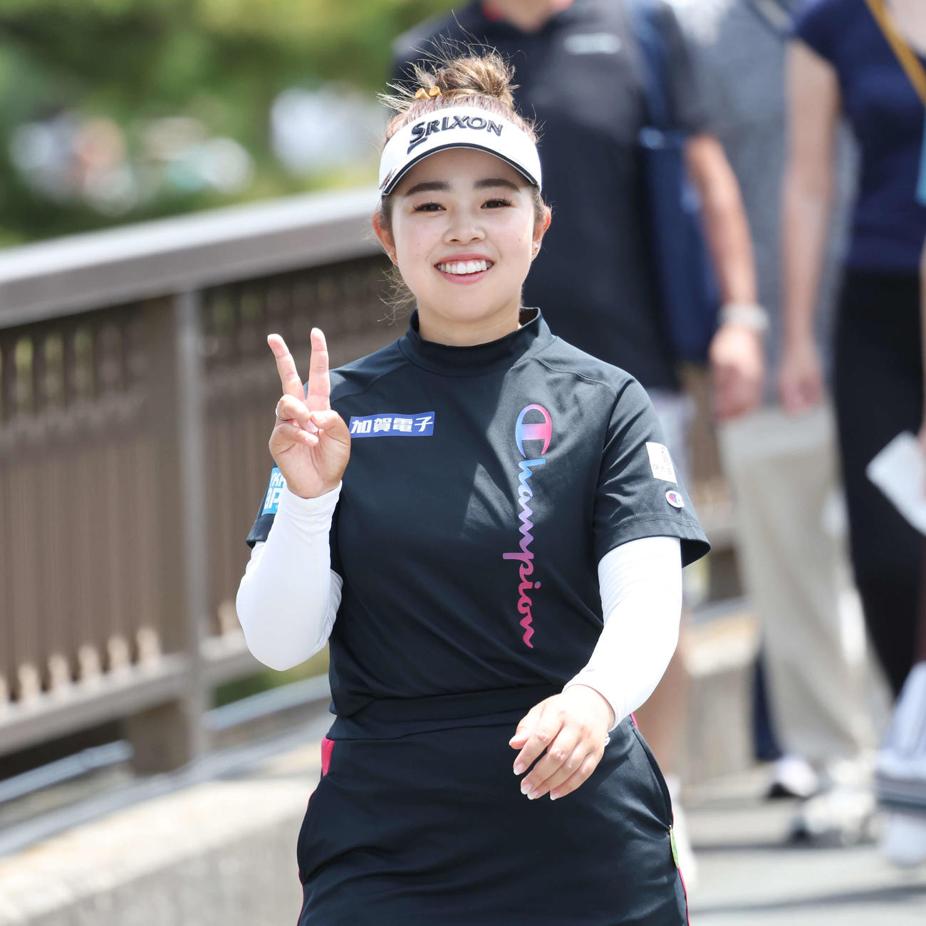 笑顔でピースをして2番に向かう山下（撮影・宮地輝）