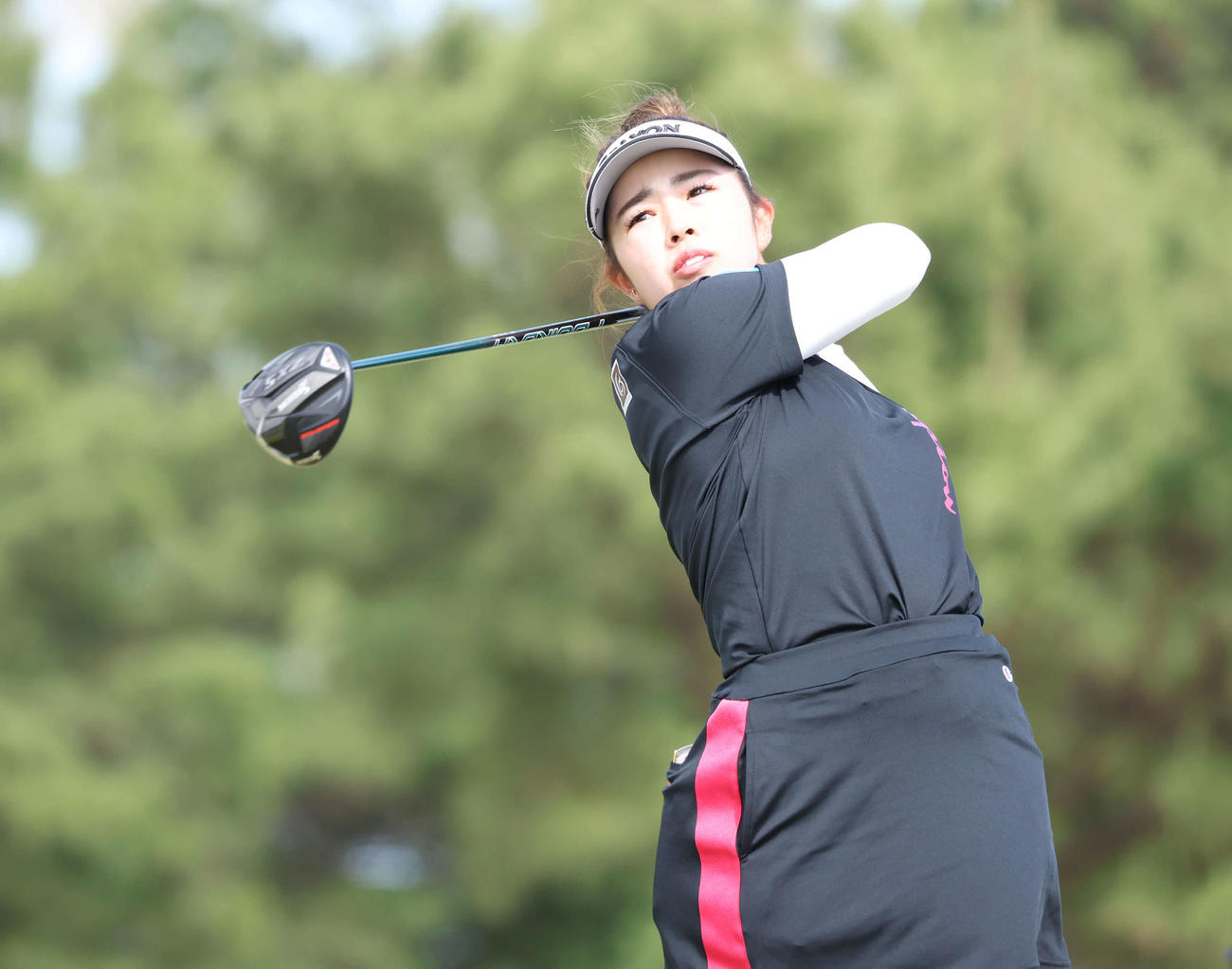 18番、ティーショットを放つ山下（撮影・宮地輝）