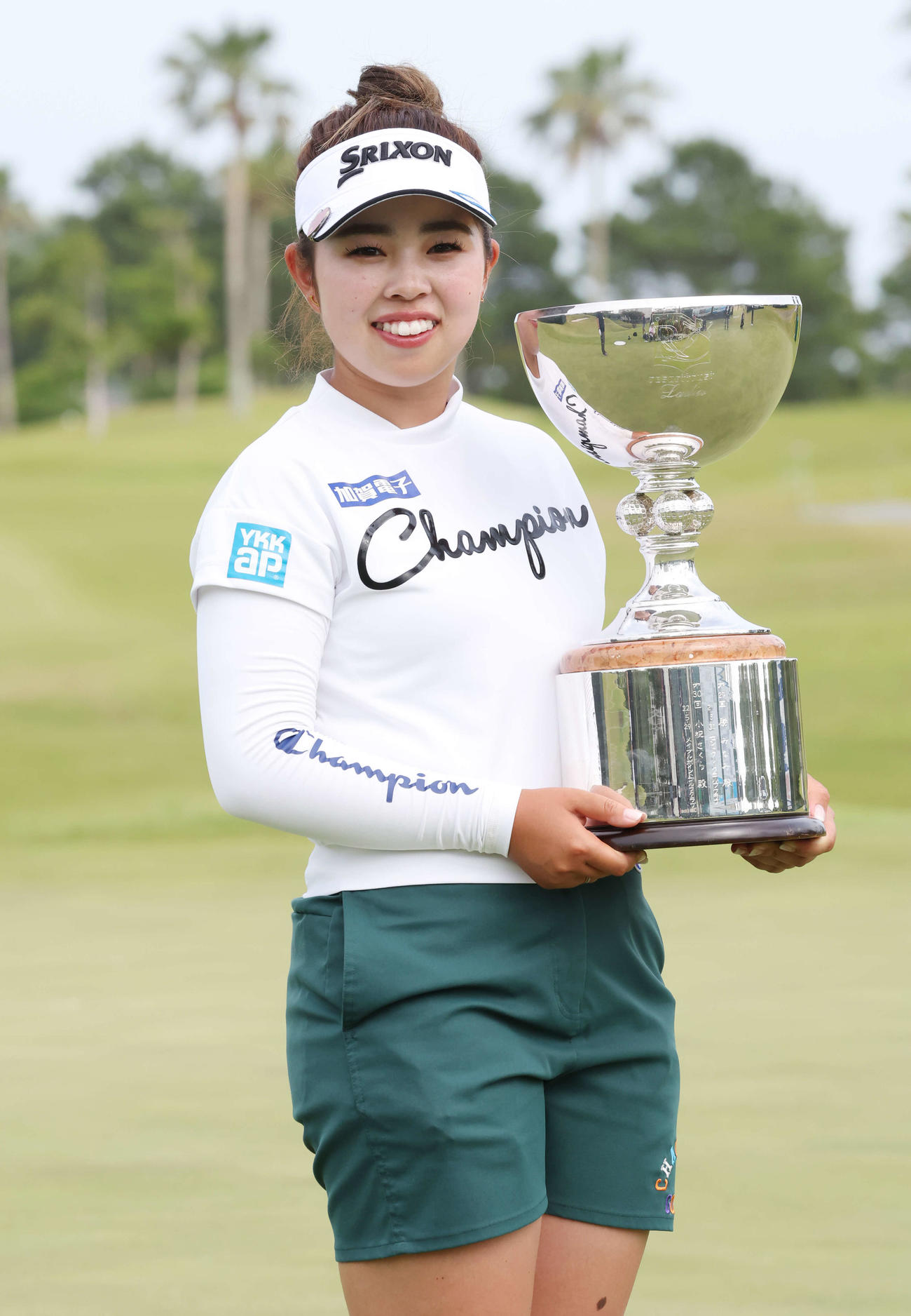優勝カップを手に笑顔の山下（撮影・宮地輝）