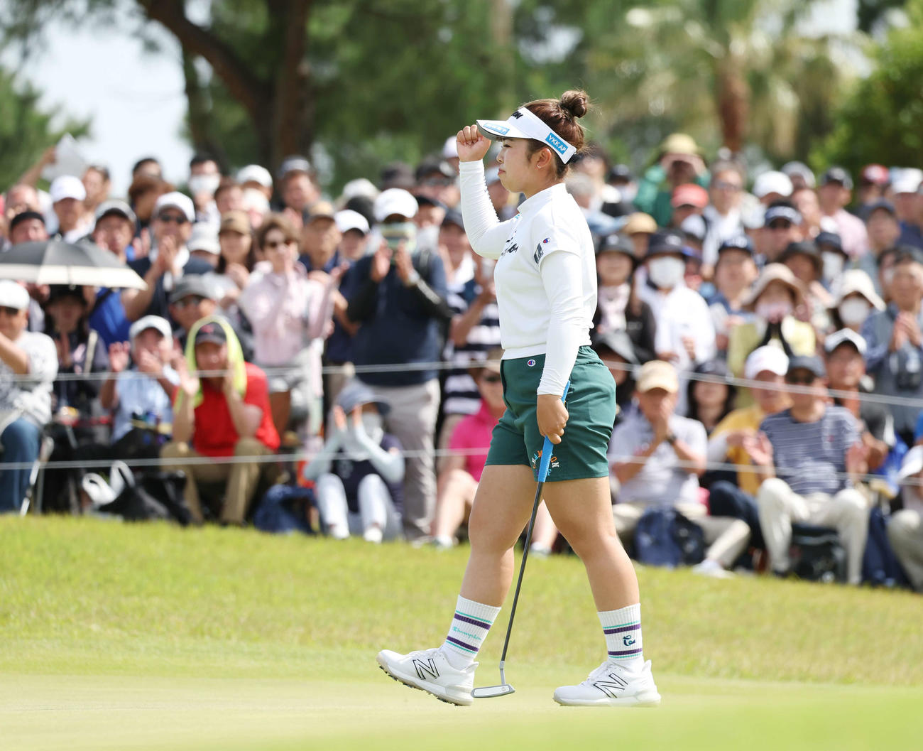 優勝を決め、ガッツポーズする山下（撮影・宮地輝）