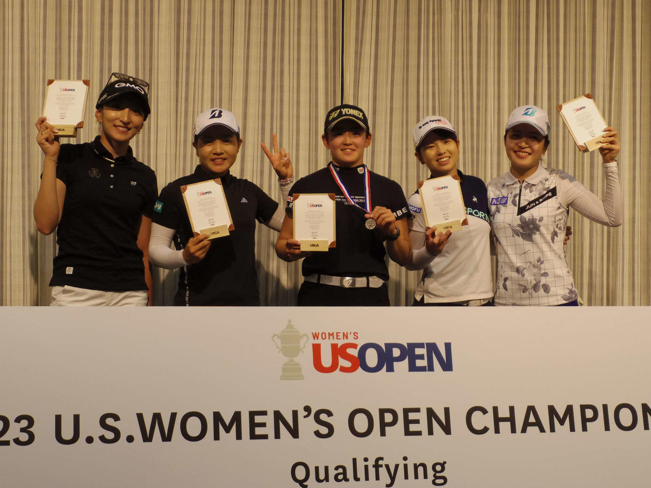 左から脇元華、佐藤心結、岩井明愛、木下彩、三ケ島かな（撮影・奥岡幹浩）
