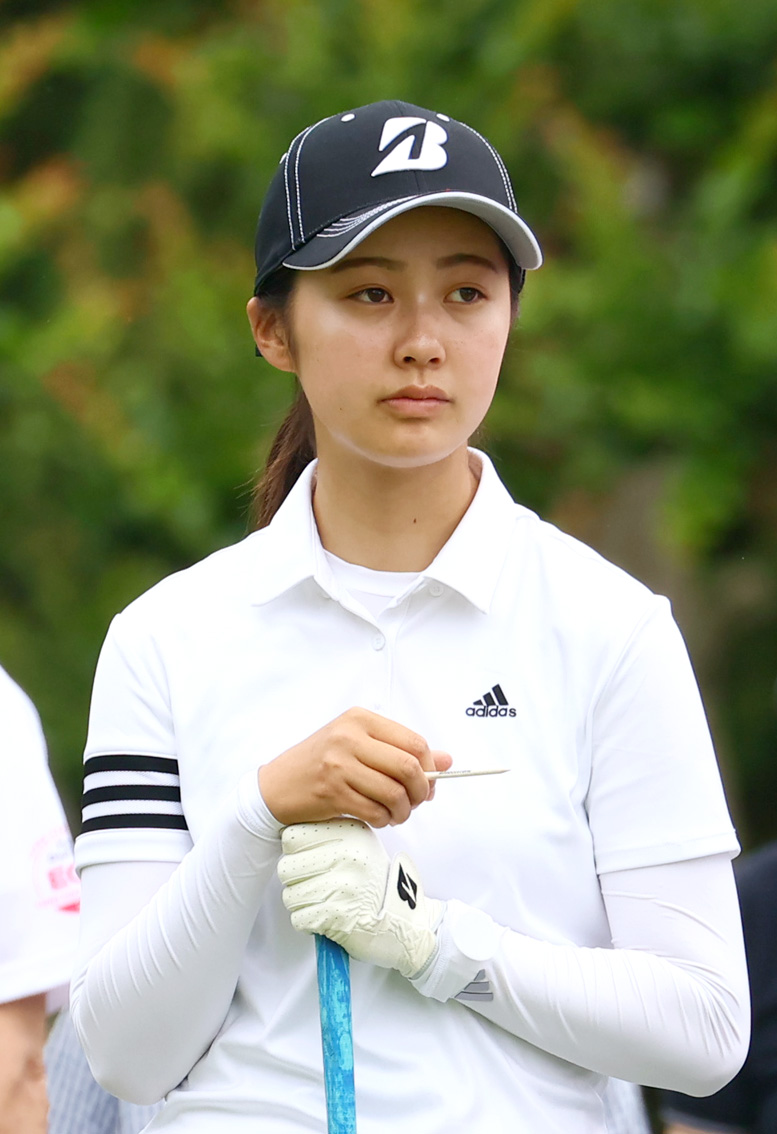 ECCレディスゴルフトーナメント初日　1番、ティーを待つ与語（撮影・上山淳一）