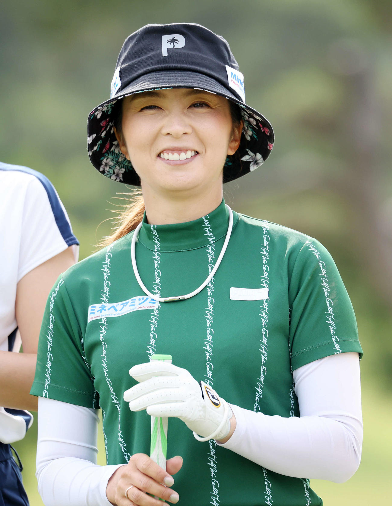 プロアマ　1番、ティーショット前、笑顔を見せる菊池（撮影・鈴木正人）