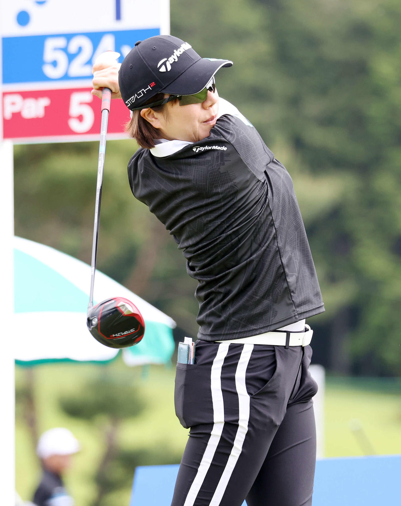 プロアマ　1番、ティーショットを放つ岡山（撮影・鈴木正人）