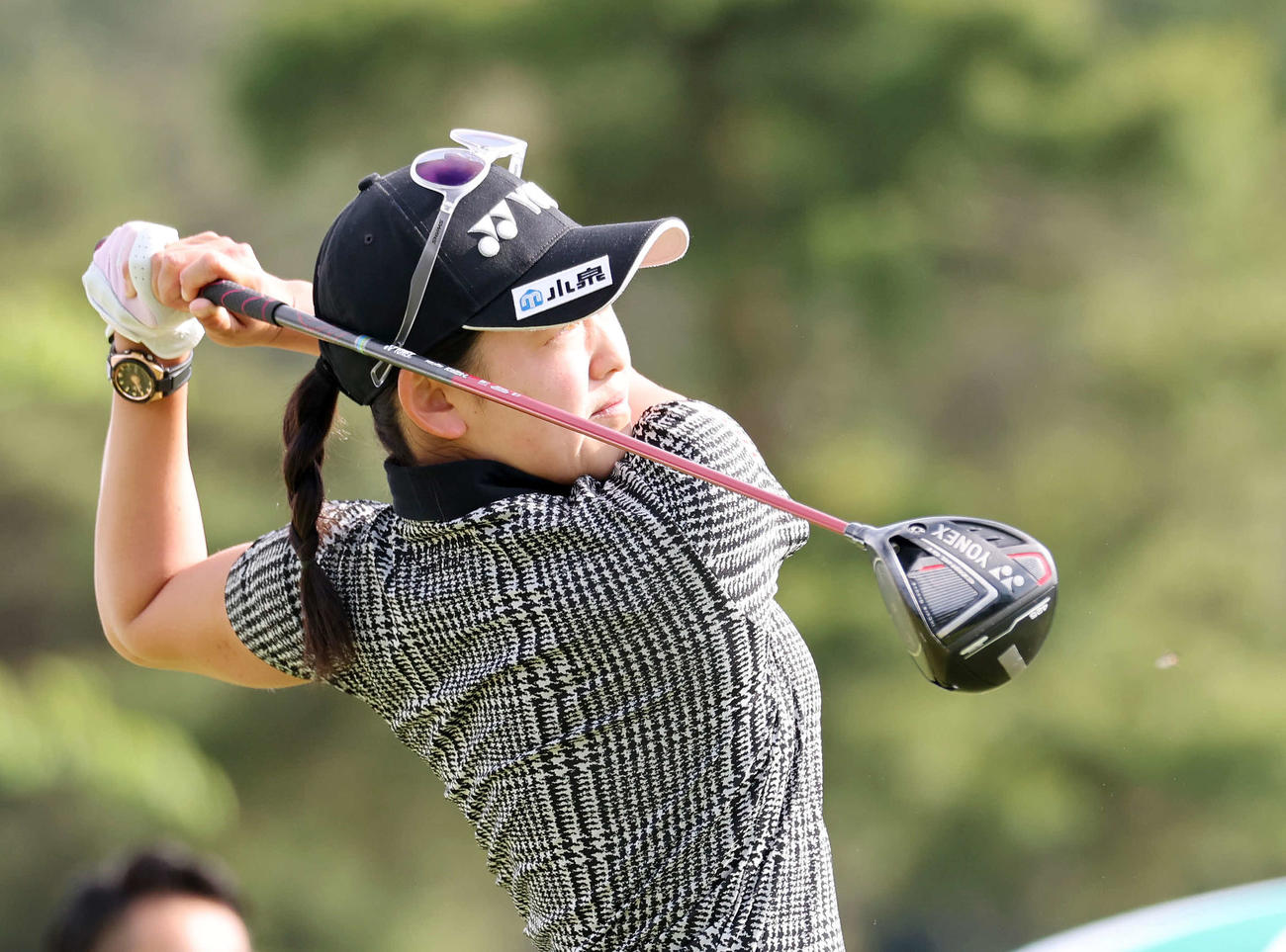 プロアマ　1番、ティーショットを放つ岩井千（撮影・鈴木正人）