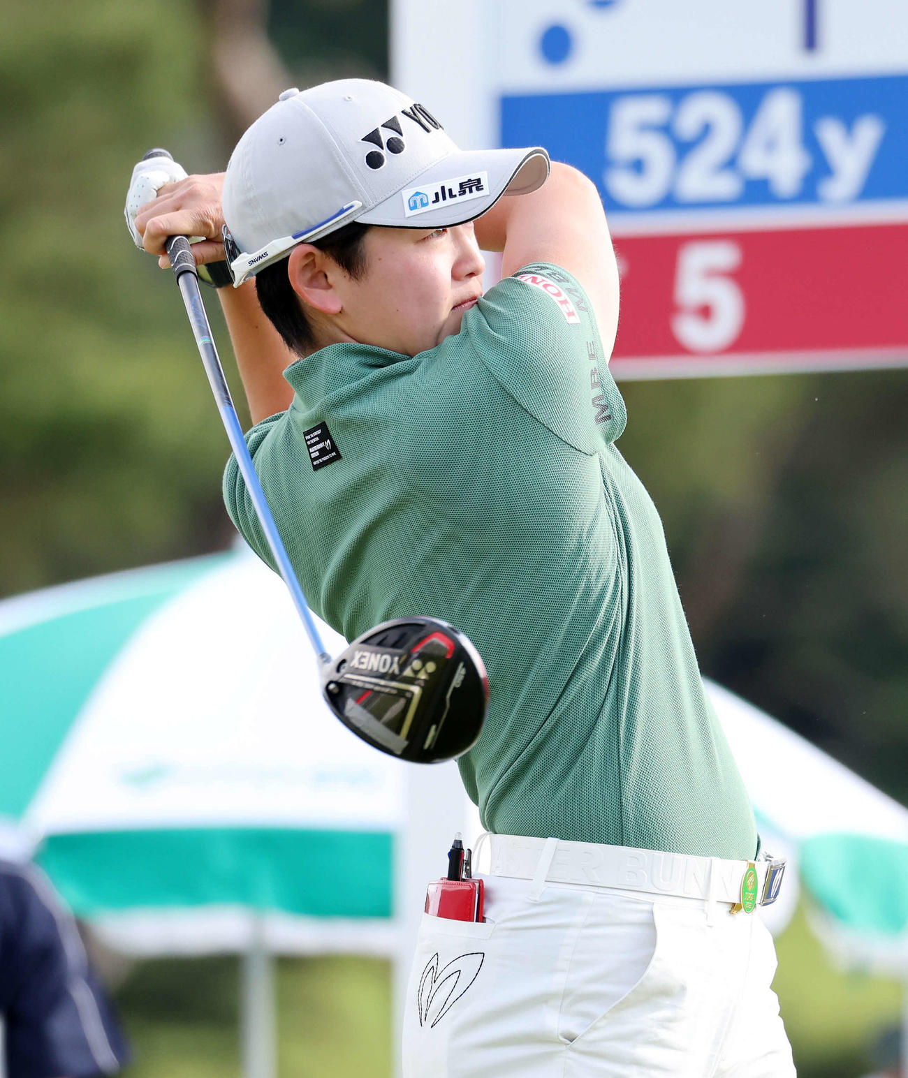 プロアマ　1番、ティーショットを放つ岩井明（撮影・鈴木正人）