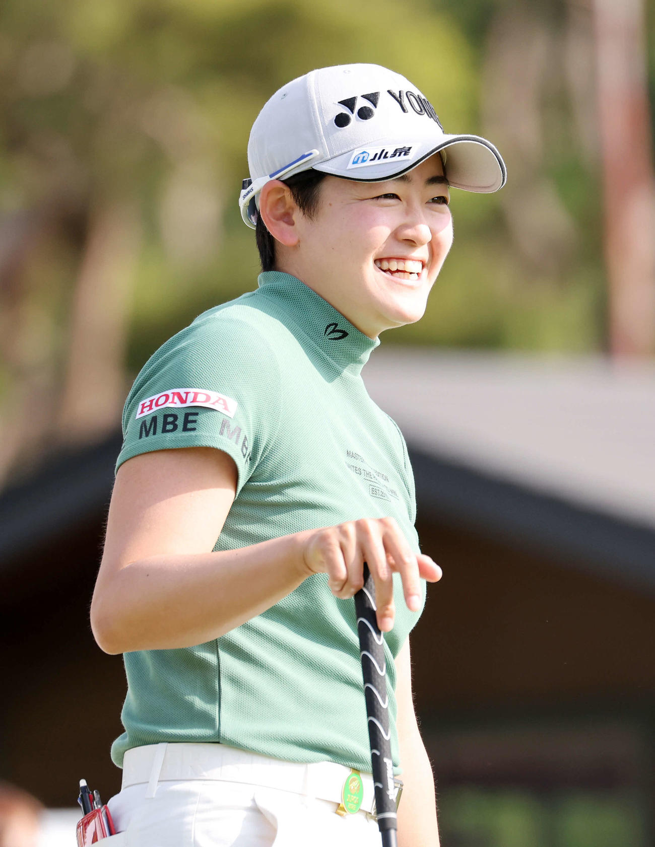 プロアマ　1番、ティーショット前、笑顔を見せる岩井明（撮影・鈴木正人）